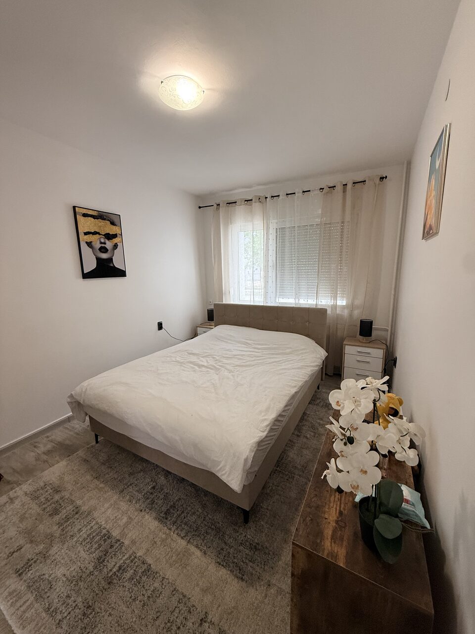 Bedroom of Apartment Lola with a queen bed, bedside tables and fresh white linen